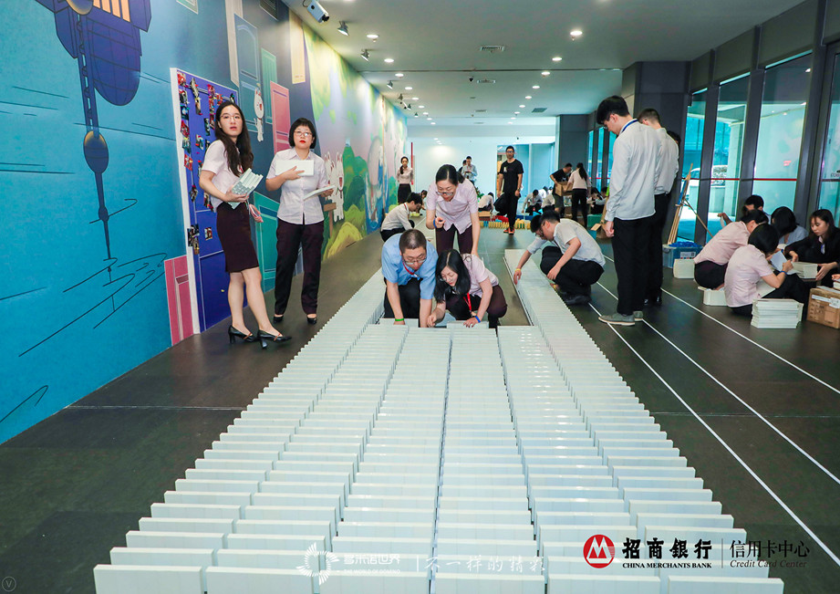 招行培訓師共碼骨牌，多米諾長卷喜迎教師節