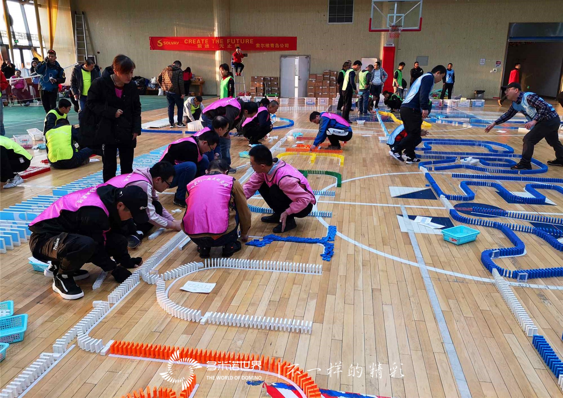 多米諾骨牌團(tuán)建詮釋企業(yè)精神