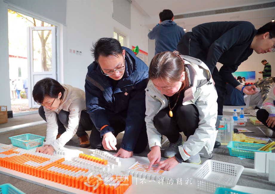 國新基金創意團建，共筑多米諾畫卷